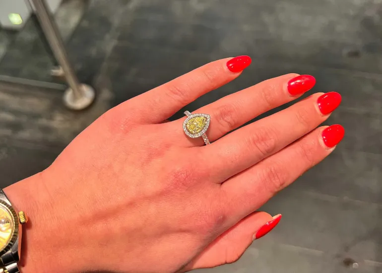 fancy_yellow_diamantring__1.webp Fancy yellow diamantring dråpe – One of a kind
