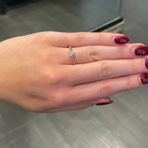 Gullring med zirkonia