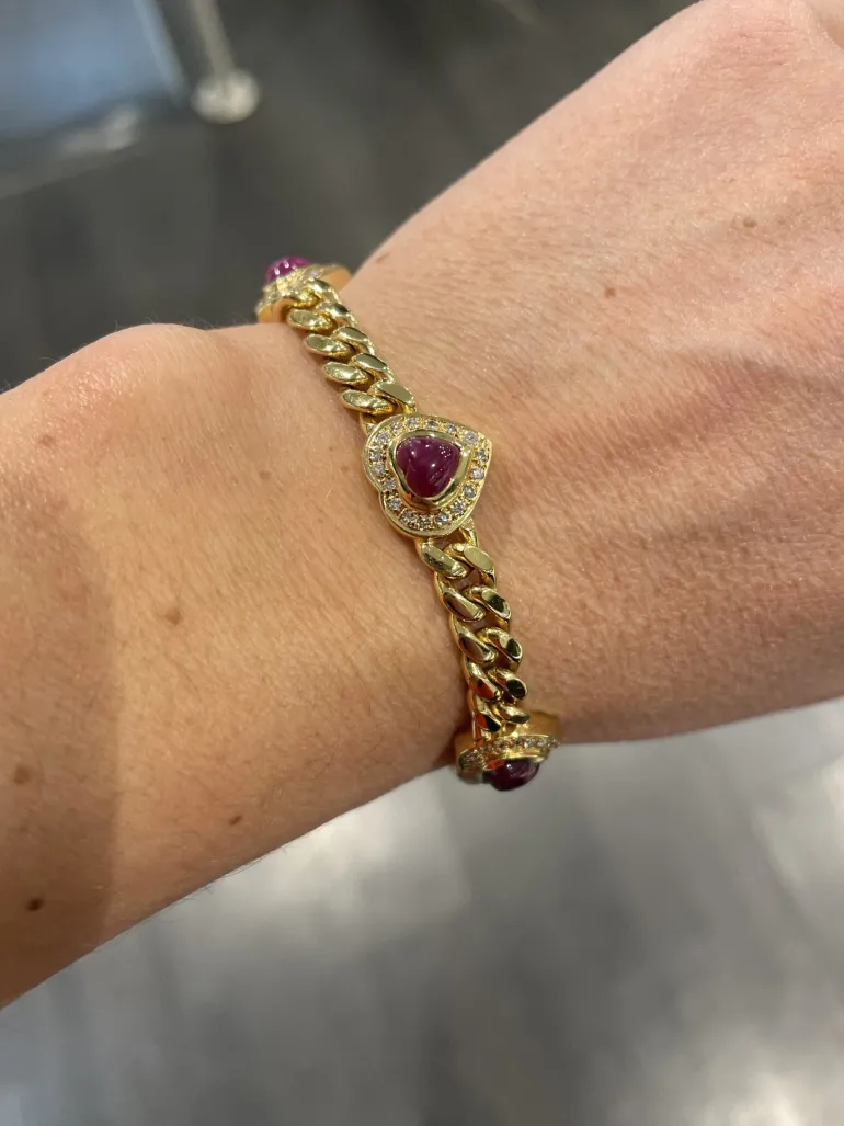 hjerte_armbnd_med_diamant_1.webp Hjerte armbånd med diamanter og rubiner