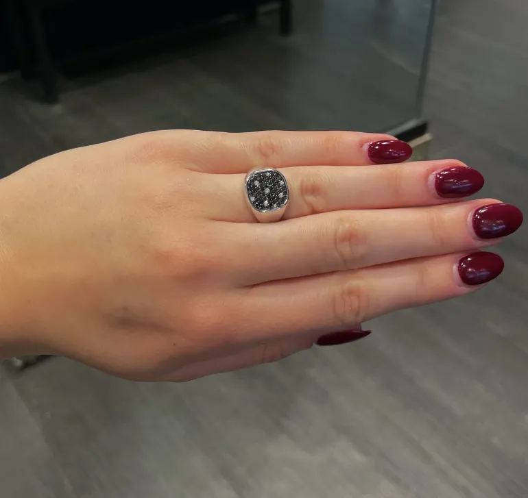 signetring_med_diamanter_1.webp Signetring med diamanter